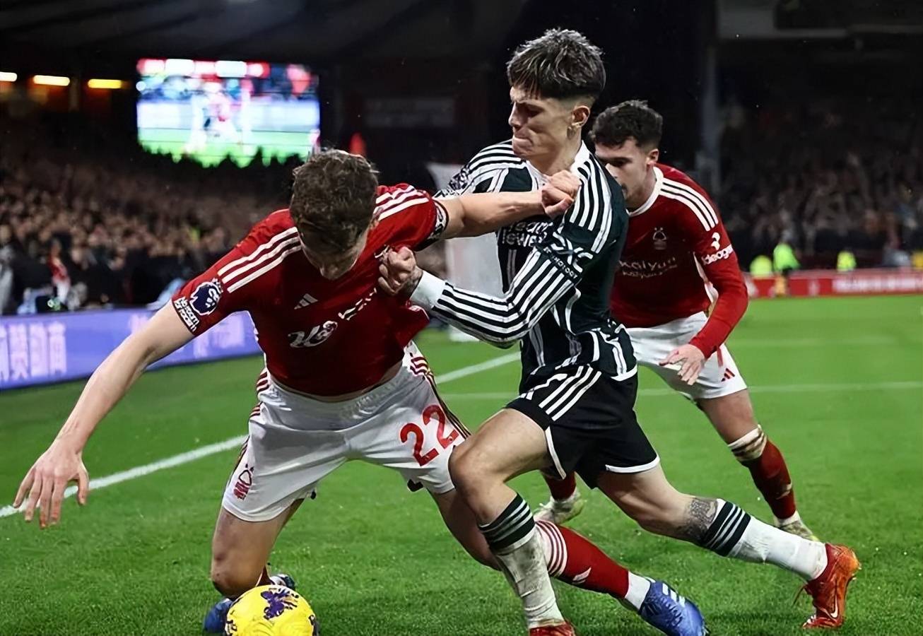 kaiyun网页登录页面曼联主场大捷，球员赛后激动庆祝胜利，作为过程.